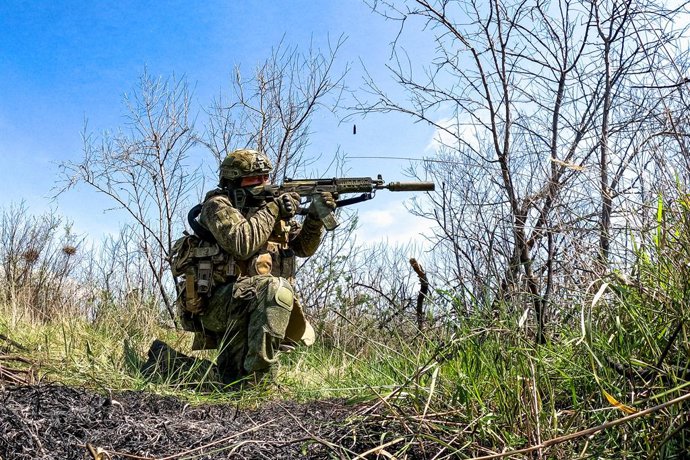 RÚSSIA, REGIÃO DE KHERSON - 7 DE MAIO DE 2026: Um militar de uma unidade de reconhecimento das forças especiais do 18º Exército de Armas Combinadas, destacado junto ao Grupo Dnepr das Forças Armadas da Rússia, realiza um treinamento em um campo de treinam