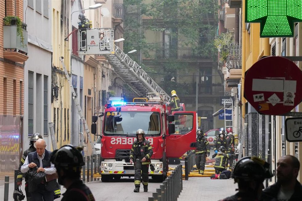 Bomberos trabajan en el edificio donde se ha producido la explosión, a 12 de mayo de 2026, en Barcelona, Catalunya (España)