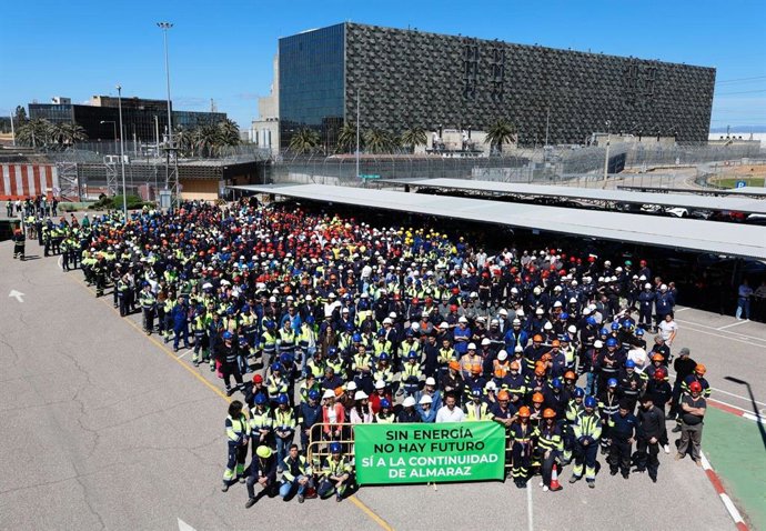 Trabajadores de la Central Nuclear de de Almaraz celebran una concentración tras concluir la recarga