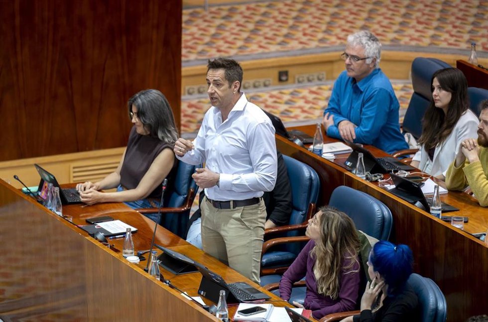Archivo - El diputado de Más Madrid, Emilio Delgado (c), durante el Pleno de la Asamblea de Madrid, a 9 de abril de 2026, en Madrid (España). La Asamblea de Madrid aprueba hoy con la mayoría absoluta del PP y por lectura única la ley que permitirá a la Co