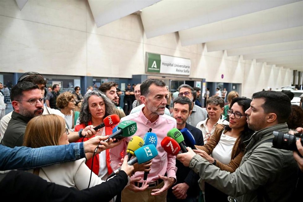 El candidato de Por Andalucía a la Presidencia de la Junta, Antonio Maíllo, en una atención a los medios de comunicación en el Hospital Reina Sofía de Córdoba.