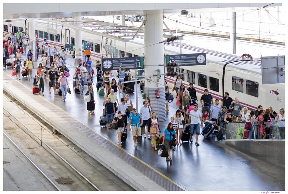 Archivo - Viajeros de Renfe en una estación de alta velocidad