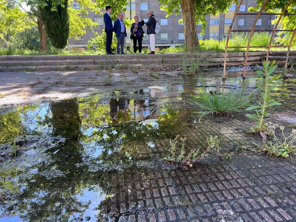 Concejales del PSOE de Valladolid junto a vecinos de la zona de Arturo Eyries, afectada por una fuga de agua.