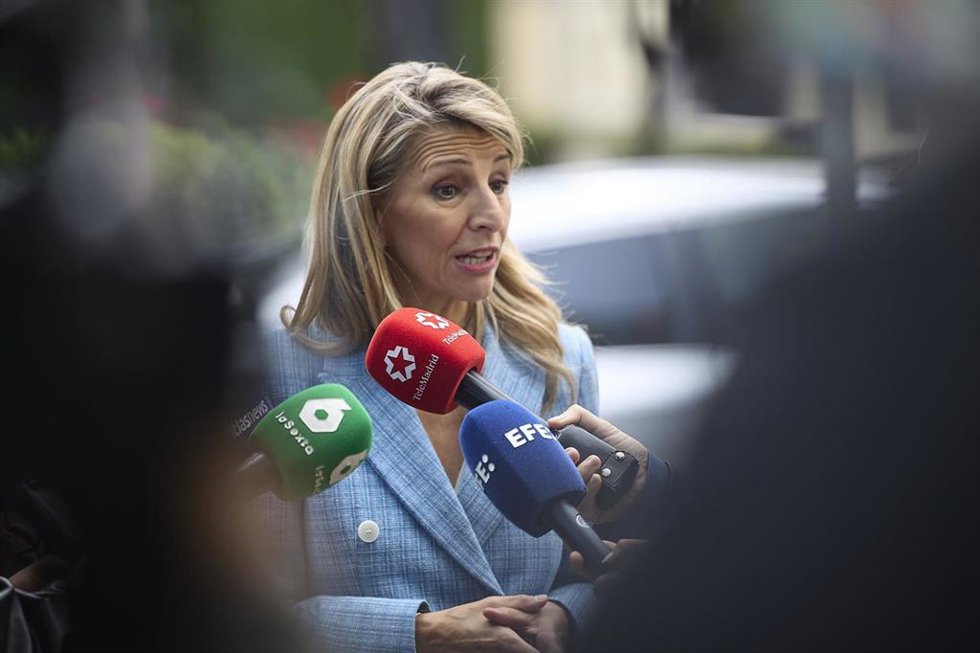 La vicepresidenta segunda y ministra de Trabajo, Yolanda Díaz, atiende a los medios a su llegada durante una visita a la Escuela Nacional de Medicina del Trabajo del Instituto de Salud Carlos III, a 11 de mayo de 2026, en Madrid (España).