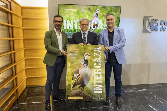 El presidente de la Diputación, Salvador Fuentes, entre el presidente de Iprodeco, Félix Romero (izda.), y el fotógrafo Alfonso Roldán, en la presentación del cartel de Intercaza 2026.