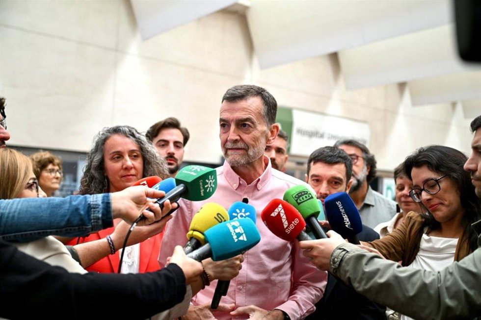 El candidato de Por Andalucía a la Presidencia de la Junta, Antonio Maíllo, en una atención a los medios frente al Hospital Reina Sofía de Córdoba.