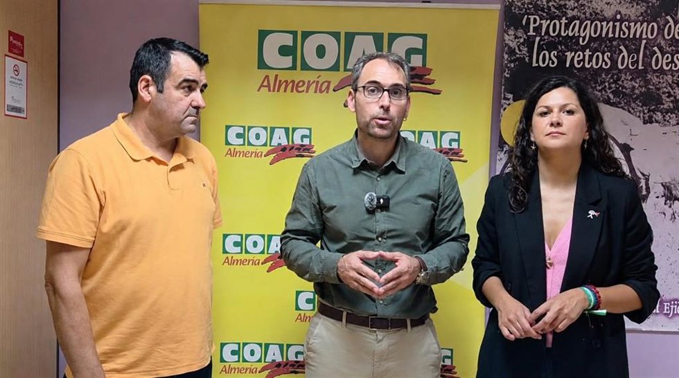Andrés Góngora, Toni Valero y María Jesús Amate, en la sede de COAG Almería durante la atención a medios sobre las propuestas agrarias de Por Andalucía.