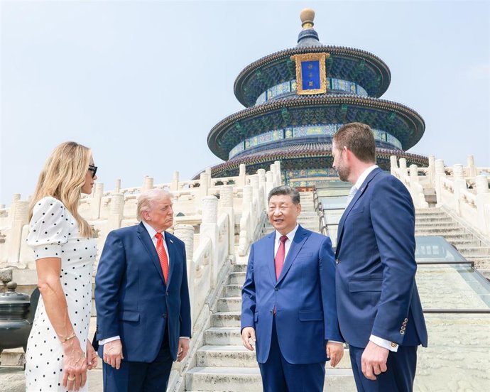 El presidente chino Xi Jinping y el presidente de Estados Unidos Donald Trump visitan el Templo del Cielo en Pekín, capital de China.  