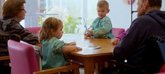 Foto: Los niños aprenden hábitos saludables y los mayores se alimentan mejor cuando comen juntos, según un estudio