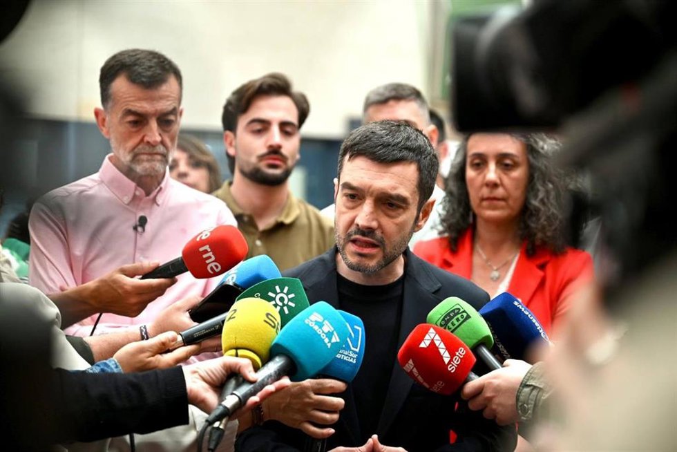 El ministro de Derechos Sociales, Consumo y Agenda 2030, Pablo Bustinduy, en una atención a los medios frente al Hospital Reina Sofía de Córdoba.