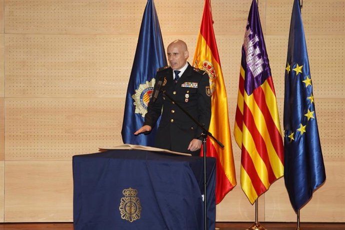 El nuevo jefe superior de la Policía Nacional en Baleares, José Antonio Puebla, jura el cargo en el acto de toma de posesión celebrado este jueves en Palma.