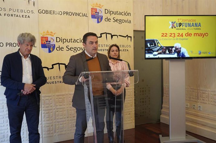 El alcalde del Espinar, Javier Figueredo, durante su intervención, con la teniente de alcalde Esther Barreno y el vicepresidente de Kupfunana, Tomás Cond.E
