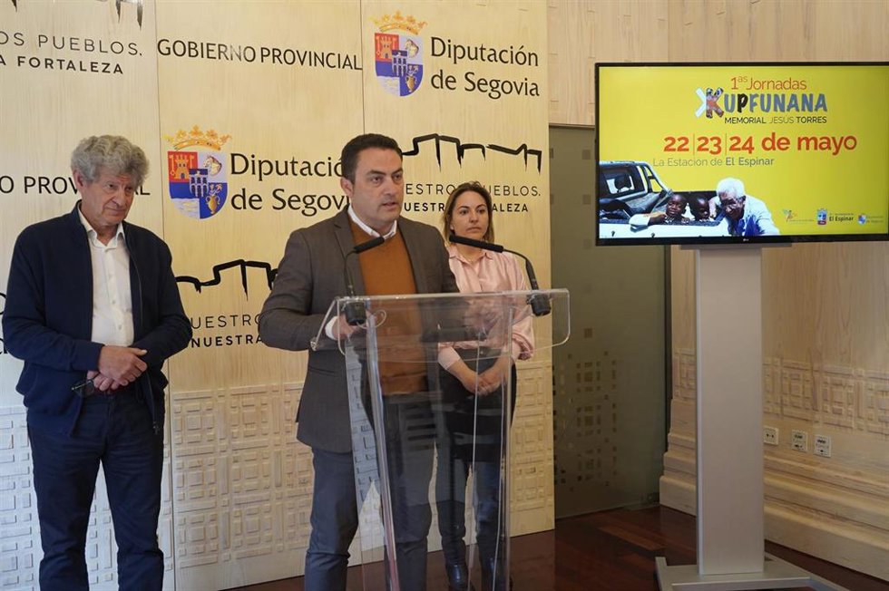 El alcalde del Espinar, Javier Figueredo, durante su intervención, con la teniente de alcalde Esther Barreno y el vicepresidente de Kupfunana, Tomás Cond.E