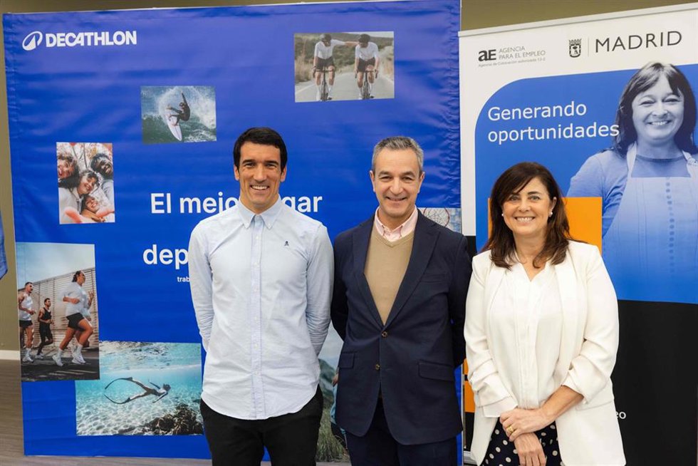 Miguel Ángel Alemany (centro), subdirector General de Políticas Activas de Empleo de la Agencia para el Empleo del Ayuntamiento de Madrid, durante el 'Talent Day' de 'Decathlon' en Madrid