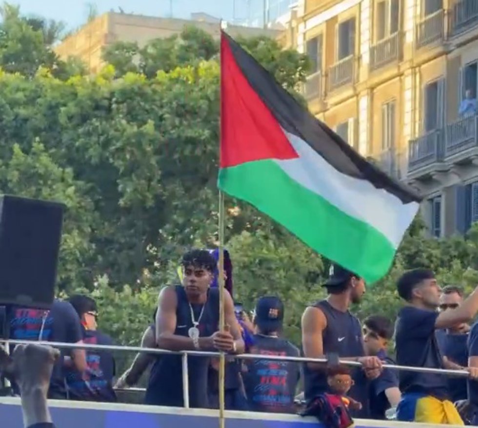 El futbolista español del FC Barcelona Lamine Yamal con la bandera de Palestina