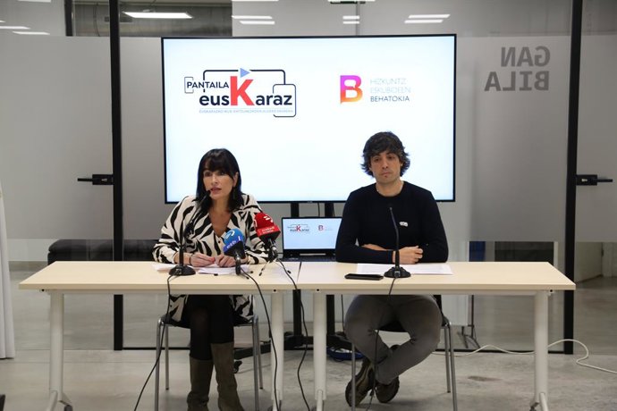 Agurne Gaubeka Hizkuntz Eskubideen Behatokiko zuzendaria eta Alex Aginagalde Pantailak Euskaraz plataformako bozeramailea