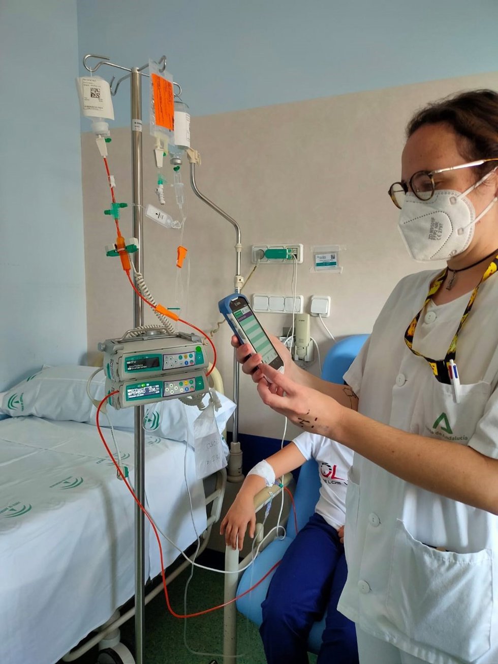 Archivo - Enfermera controla la administración de quimioterapia en un menor