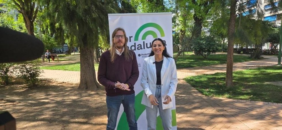 El secretario de Organización de Podemos, Pablo Fernández, y la candidata de Por Andalucía por Sevilla Alejandra Durán.