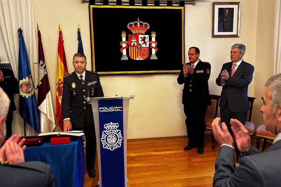 El nuevo jefe de la Comisaría Provincial de Albacete, Antonio J. López-Alcahut, jurando su cargo.