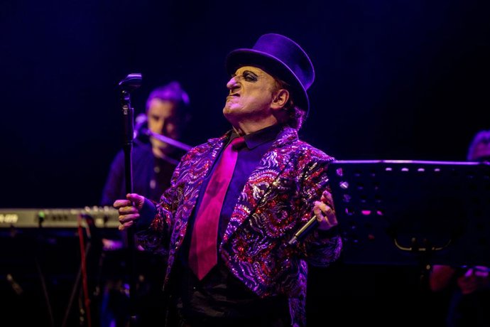 Archivo - El actor y cantante Javier Gurruchaga y la Orquesta Mondragón, durante una actuación
