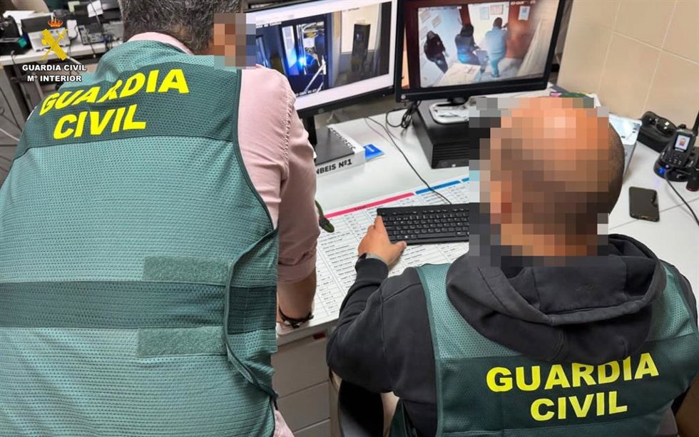 Agentes de la Guardia Civil visionando imágenes