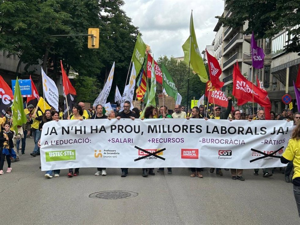 Docentes se concentran ante la sede de la Generalitat en Girona este jueves