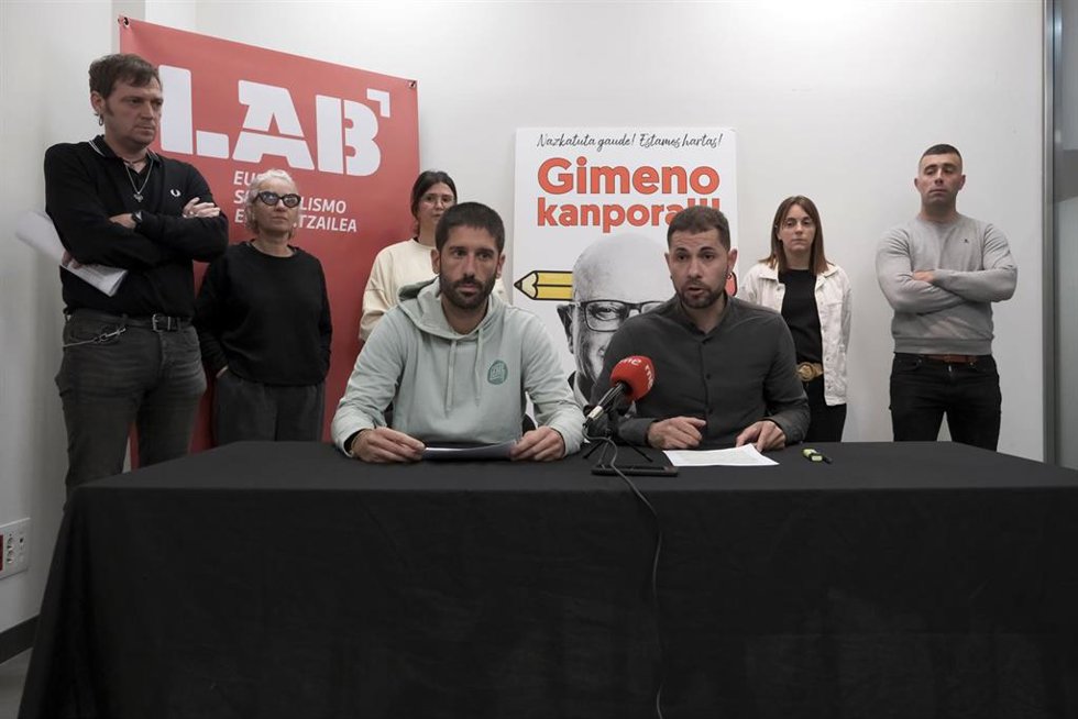 El portavoz de LAB en Navarra, Imanol Karrera, ofrece una rueda de prensa.