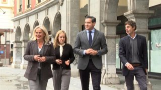 La secretaria general del PP vasco, Esther Martínez, la presidenta del PP de Bizkaia, Amaya Fernández, y el eurodiputado de PPE Raúl de la Hoz en un acto en Barakaldo (Bizkaia)