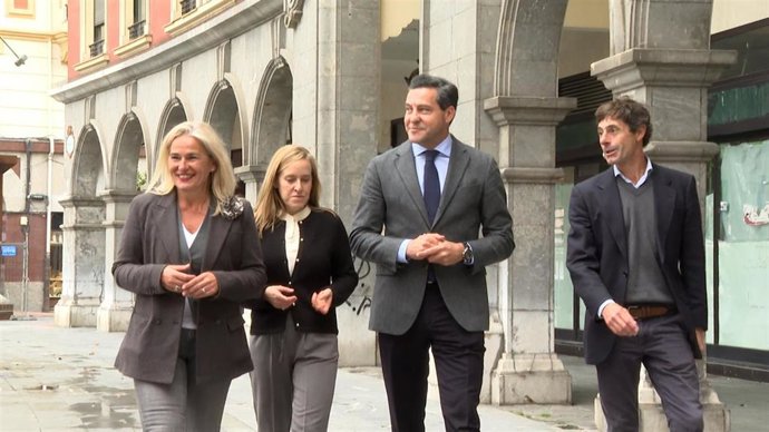 La secretaria general del PP vasco, Esther Martínez, la presidenta del PP de Bizkaia, Amaya Fernández, y el eurodiputado de PPE Raúl de la Hoz en un acto en Barakaldo (Bizkaia)