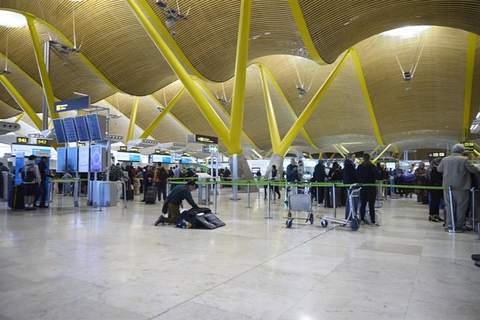 Archivo - Viajeros en la Terminal T4 del Aeropuerto Adolfo Suárez Madrid-Barajas, a 30 de marzo de 2026, en Madrid (España). 
