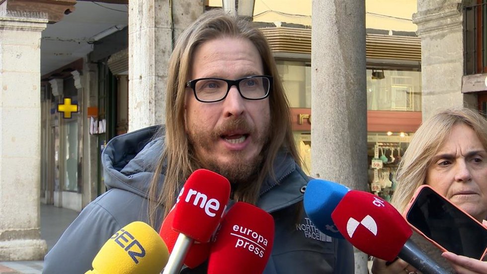 Archivo - El secretario de Organización y portavoz de Podemos, Pablo Fernández, atiende a los medios en Valladolid, en una foto de archivo.