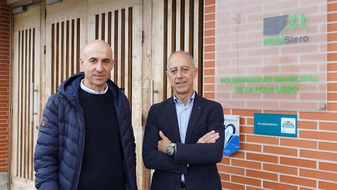 Jesús Abad, frente a una piscina