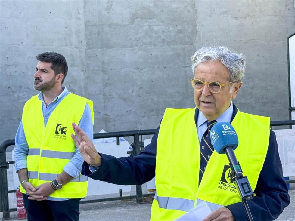 El presidente de la Diputación de Córdoba, Salvador Fuentes, en su visita a Luque.