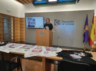 La delegada de Igualdad en la Diputación de Córdoba, Auxiliadora Moreno, y el material de la campaña 'Misma fiesta. Mismo respeto'.