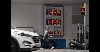 Las fechas clave para las rebajas del IVA en la luz, gas y carburantes: cuáles acaban y cuáles siguen