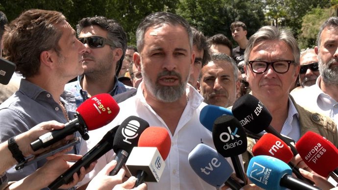 El presidente de Vox, Santiago Abascal, en una atención a los medios en Priego de Córdoba.