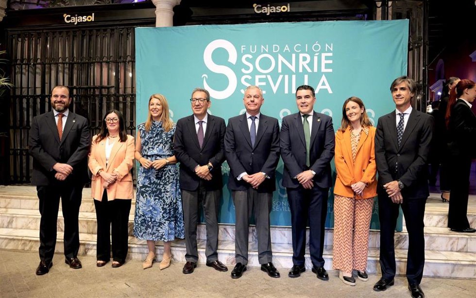 Foto de familia de la Fundación Sonríe Sevilla impulsada por el Colegio de Dentistas.