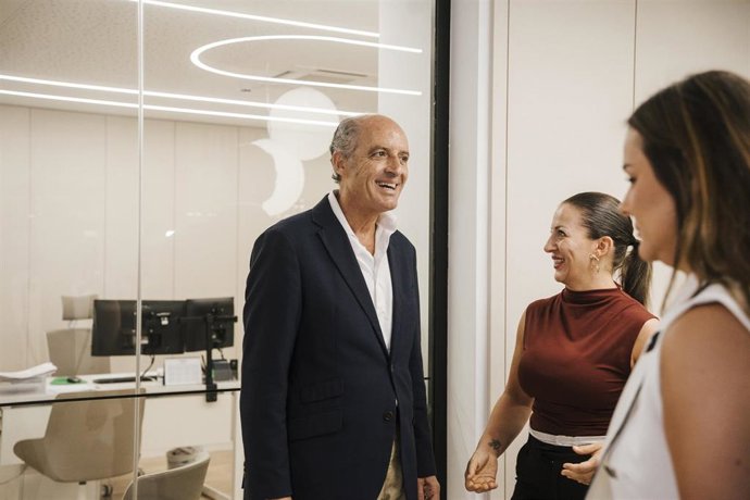 Archivo - El expresidente de la Generalitat y del PPCV Francisco Camps, durante su llegada a la presentación de su equipo para el próximo Congreso Regional del PPCV, a 30 de julio de 2025, en Alicante