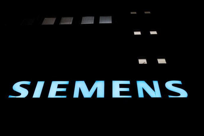 Archivo - Logo de Siemens en una de las fábircas de la compañía.
