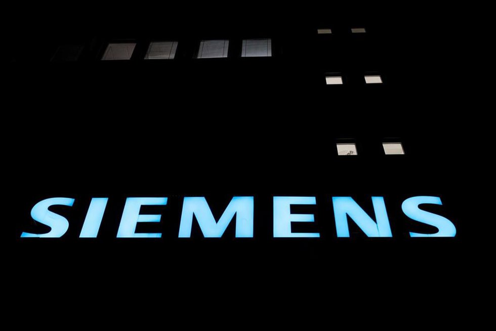 Archivo - Logo de Siemens en una de las fábircas de la compañía.
