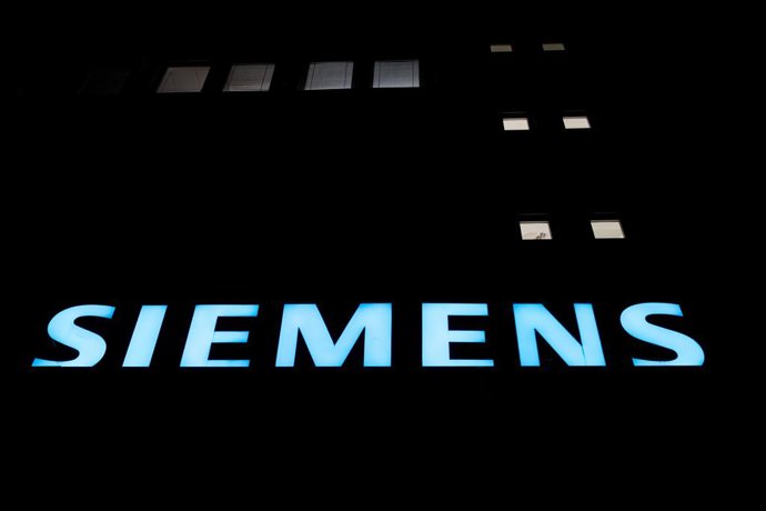 Archivo - Logo de Siemens en una de las fábircas de la compañía.