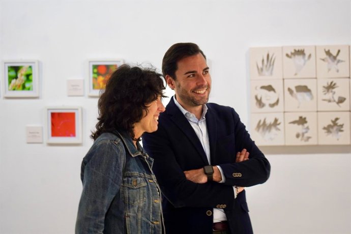 Presentación de la exposición 'Lo que estamos perdiendo y la fragilidad de lo que nos queda", de Julia Gallego, junto al diputado de Empleo, Desarrollo Económico y Reto Demográfico, Roberto Migallón González