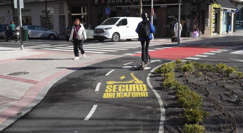 Imagen de una persona circulando en patinete