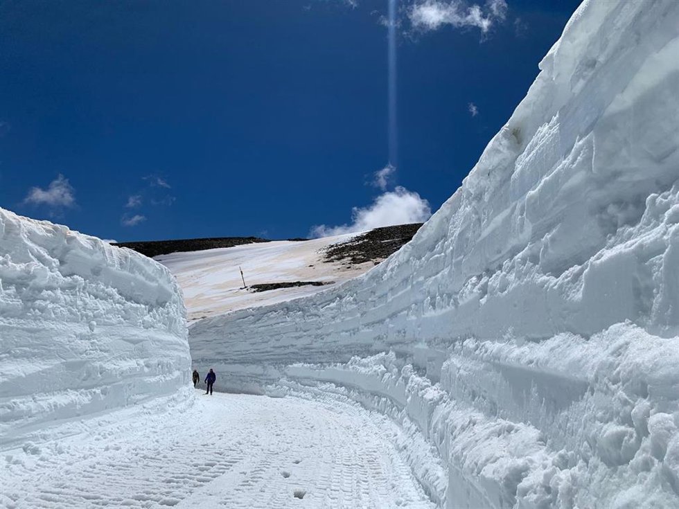 Paredes de seis metros de altura en la limpieza de la carretera del Veleta.