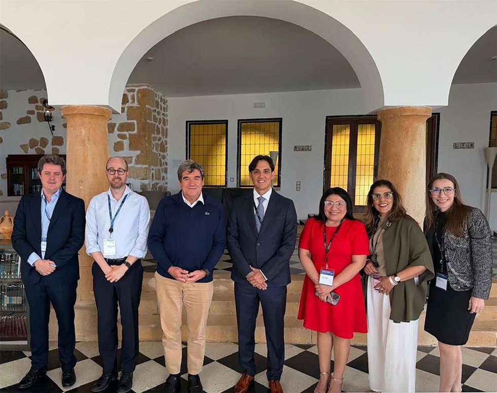 Foto de la comitiva del Banco Central de Venezuela (BCV) con el gobernador del Banco de España (BdE), José Luis Escrivá., durante la primera edición del LatAm Economic Forum celebrado en Tarragona (España).