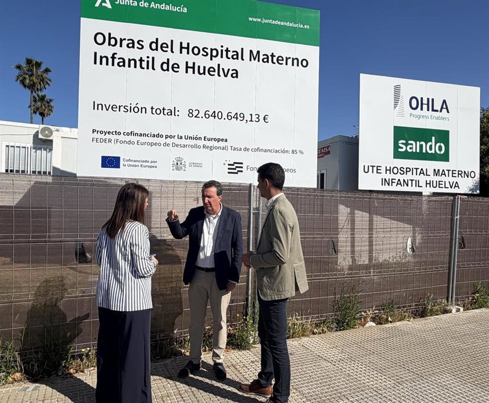 El candidato número dos del Partido Popular por la provincia de Huelva a las elecciones andaluzas, Manuel Andrés González, junto a las obras del Hospital Materno Infantil de Huelva.