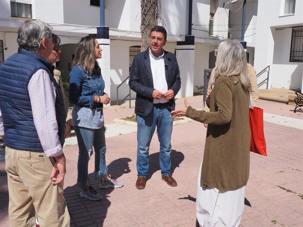 El candidato número dos por el PSOE de Huelva al Parlamento andaluz, Mario Jiménez,en la barriada Los Almendros de Cartaya.