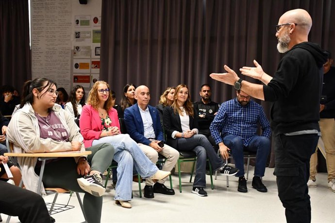 La consejera de Igualdad Sara Simón,  en el IES Arcipreste de Canales, en Recas (Toledo).