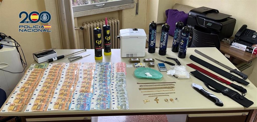 Dinero y efectos intervenidos por la Policía tras desactivar un punto negro de venta de estupefacientes en Toledo.