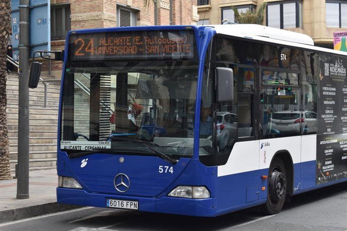 Archivo - Imagen de archivo de un autobús en Alicante